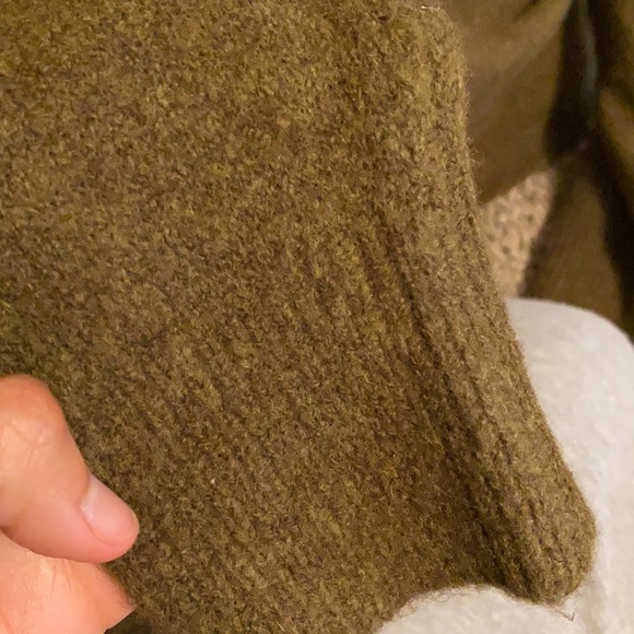 Green sweater🔸 - Picture 2 of 5